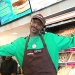Snoop Dogg ajuda a doar 1 milhão de hambúrgueres veganos