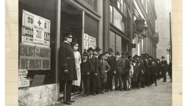 Fila para distribuição de máscaras em São Francisco. Em outubro de 1918, com o avanço da pandemia de gripe, as autoridades municipais decretaram a obrigatoriedade de usar máscaras em público. 
