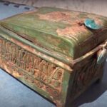 Arqueólogos descobrem baú em templo que pode levar a tumba de faraó no Egito