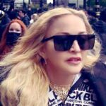 Madonna abraça manifestante em protesto e diz: 'tenho anticorpos, não se preocupe'