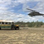 Ônibus de 'Na natureza selvagem' é removido do Alasca por helicóptero