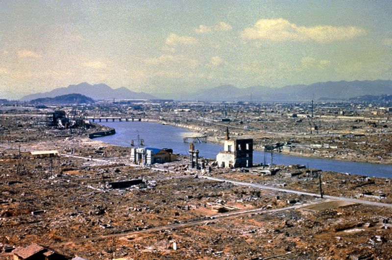 A cidade devastada de Hiroshima após a explosão da bomba atômica. 