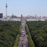 Neonazistas, conspiracionistas e antivacinas marcham na Alemanha pelo fim do isolamento social
