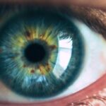 Adolescente explode partes da retina olhando para ponteiro laser