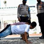 'Lista de castigos' na Indonésia para quem não usa máscara