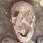 Múmia de 2.000 anos enterrada com língua de ouro é descoberta no Egito