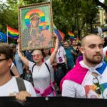 Ativistas polacas acusadas de “profanação” da Virgem Maria com símbolo LGBT foram absolvidas
