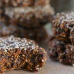 Cookies veganos de chia e figo crudívoros