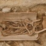 Descoberta de necrópole com 40 tumbas com humanos enterrados em vasos na Córsega