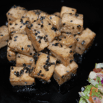 Tofu com molho de soja e gergelim