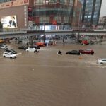 Fortes inundações atingem o centro da China inundando os metrôs