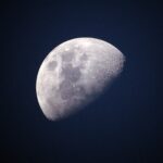 O que está abaixo do lado oculto da lua?