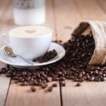 Beber café de leve a moderadamente está associado a benefícios para a saúde