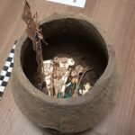 Frascos de cerâmica cheios de esmeraldas encontrados em um templo ligado a El Dorado, a cidade mític...
