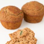 Muffins de abobrinha veganos e sem glúten