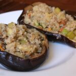 Berinjelas recheadas com quinoa, legumes e cogumelos