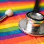 Maus tratos são comuns entre residentes de cirurgia LGBTQ