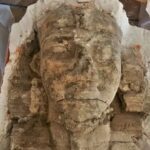 Duas estátuas colossais da esfinge descobertas dentro de antigo templo egípcio