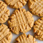 Biscoitos veganos de pasta de amendoim