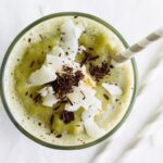 Milkshake vegano de coco e matcha