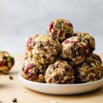 Bolinhas energéticas de aveia, pistache e cranberry