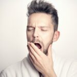 Privação de sono realmente muda a maneira como vemos outras pessoas