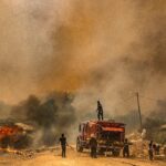 Bombeiros de Marrocos combatem incêndios enquanto aldeões fogem