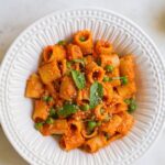 Macarrão com ervilhas e molho romesco de pimenta vermelha