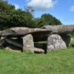 Arqueólogos realizam primeira escavação em tumba ligada ao Rei Arthur