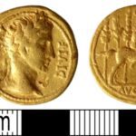 Antigo tesouro de moedas romanas de ouro descoberto em campo arado do Reino Unido
