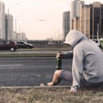 Solidão infantil ligada ao estresse e problemas com álcool em adultos jovens
