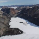 Vírus gigantes estão infectando algas em um lago flutuante no Ártico