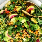 Salada de couve com molho de cenoura e gengibre