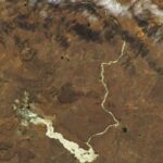 Rio dourado de resíduos tóxicos do desastre de mineração sul-africano visível do espaço