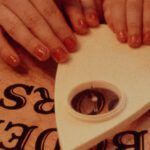 Paranormal ou Psicologia? A ciência 'assustadora' por trás dos tabuleiros Ouija