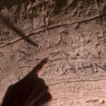 Artefatos de peregrinos descobertos em tumba com o nome de figura que ajudou no nascimento de Cristo