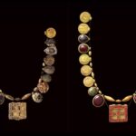 Colar de cruz de ouro e granada encontrado enterrado com uma rica mulher britânica medieval