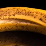 Algo muito legal acontece quando você usa casca de banana como ingrediente