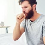 Um homem foi ao médico por causa de tosse. Ele tinha uma massa de 15 centímetros no peito.
