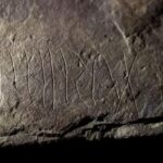 Pedra rúnica mais antiga do mundo pode conter exemplo mais antigo de escrita na Escandinávia