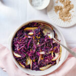 Repolho roxo salteado com pêra e cinco especiarias