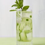Gin e tônica de ervilha e menta