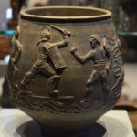 Gladiadores lutaram na Grã-Bretanha romana, revelam esculturas de urnas de cremação cheias de ação