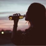 Você pode beber uma garrafa de água vencida?