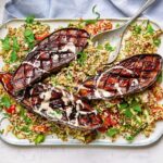 Beringelas com cobertura de romã e tabule de abobrinha