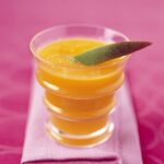 Suco de manga, abacaxi, gengibre e limão