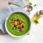 Sopa gelada de ervas e verduras