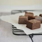 Fudge vegano de manteiga de amêndoa