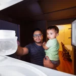 Bilhões de nanoplásticos liberados ao aquecer recipientes de comida para bebês no micro-ondas