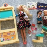 Especialistas alarmados com Barbies gratuitas dadas às escolas primárias do Reino Unido para ensinar...